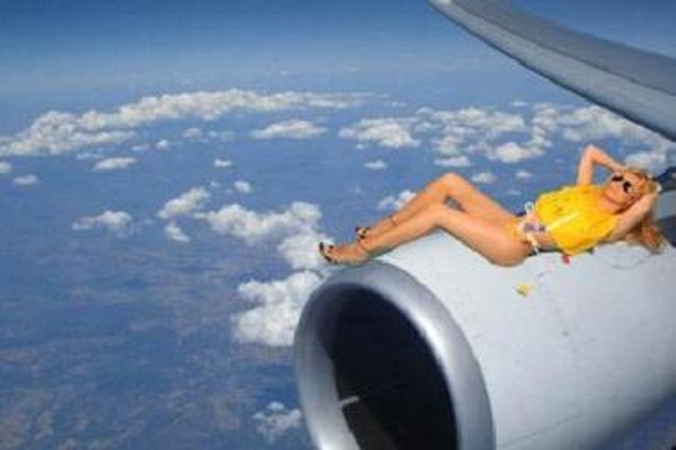Tikslas: nusifotografavusios apsinuoginusios stiuardesės tikisi ne tik šiek tiek užsidirbti, bet ir atkreipti visuomenės dėmesį į tai, kad "Air Comet" darbuotojai negauna atlyginimų jau...