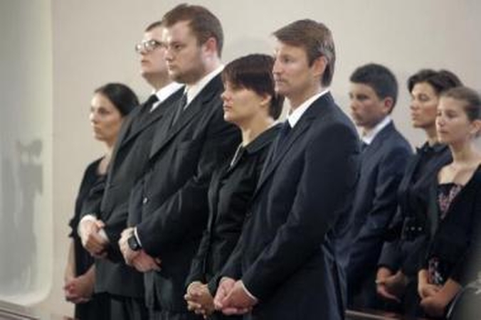 Pareiga: iš A.Brazausko artimųjų šv. Mišiose Arkikatedroje dalyvavo tik jo vaikaičiai su savo antrosiomis pusėmis.