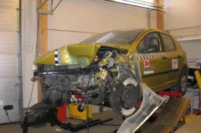 Prievolė: avarijose apgadinti automobilių savininkai po remonto privalės papildomai patikrinti jų būklę.	Tomo Jarusevičiaus nuotr.