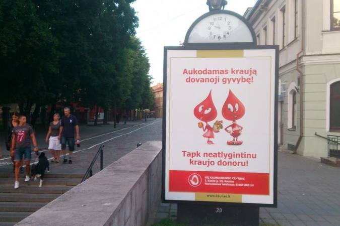Reklama kviečia užsukti į užrakintą Kauno kraujo centrą