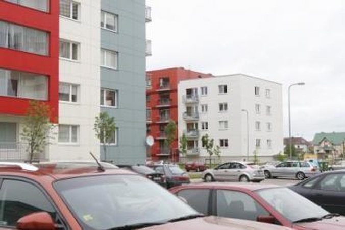 Akibrokštas: kai kurie naujuose daugiabučiuose butus nusipirkę gyventojai neslepia pykčio, kad būstą statę rangovai neskuba tvarkyti prastai atliktų darbų broko.