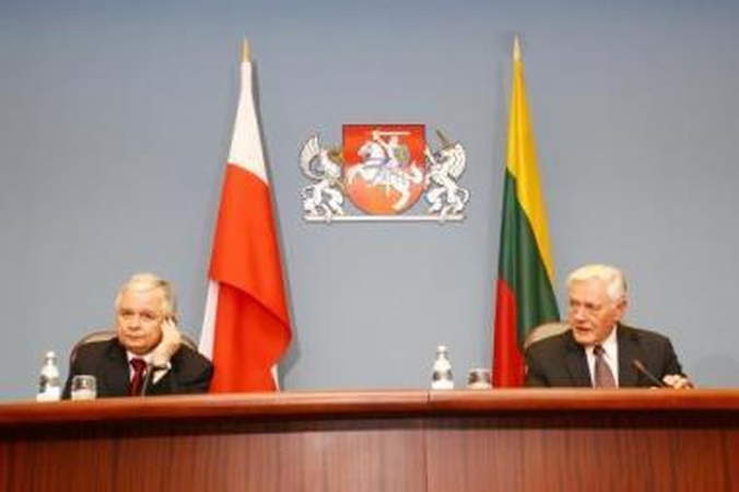 Krizė: daug metų Lenkijos prezidento Lecho Kaczyńskio (kairėje) ir Lietuvos vadovo Valdo Adamkaus puoselėti geri šalių santykiai griūva kaip kortų namelis.