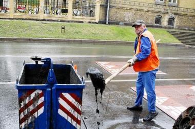 Darbai: įmonės „Klaipėdos vanduo“ darbuotojai lietaus kanalizacijos tinklus valė ir lyjant.
