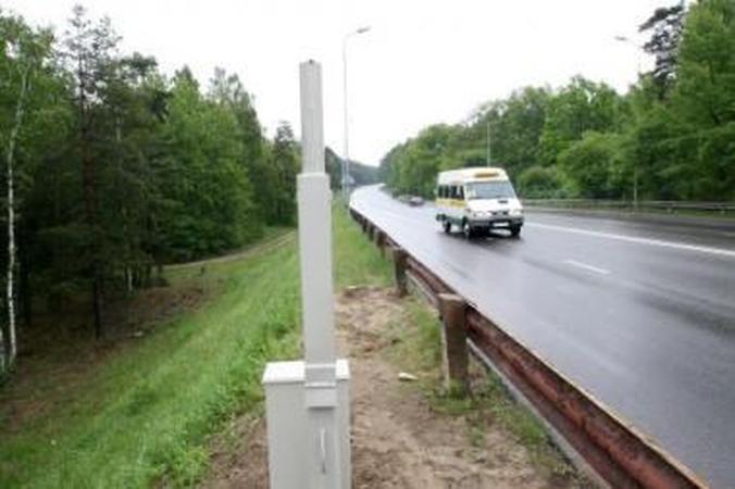 Darbai: stacionarus greičio matuoklis jau pradėtas montuoti P.Lideikio gatvėje.