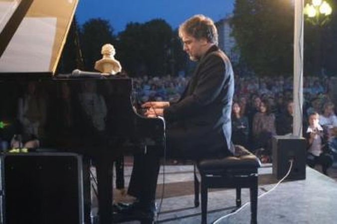 Muzika: kaip ir pernai, Lukiškių aikštėje fortepijonu skambins P.Geniušas.