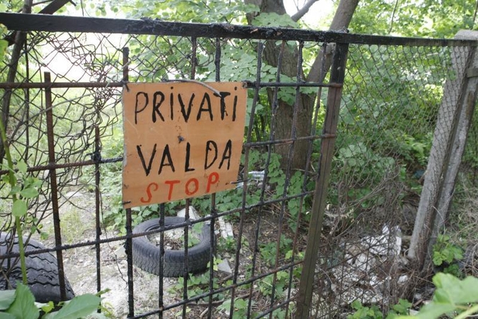 Kažkas savavališkai užtvėrė taką per valstybės žemę