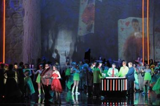 Kinų operos tradicijomis pražydusi "Traviata"