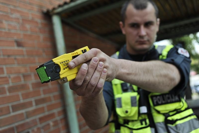 Policijos pareigūnas: antrąkart elektrošoko patirti nebesinori