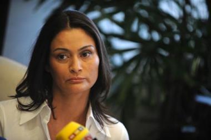 Laikas: pasak Ch.Lewis, praėjus ketveriems metams po to, kai R.Polanskis pabėgo iš JAV į Prancūziją, jis ją, tuomet nepilnametę, išnaudojo.