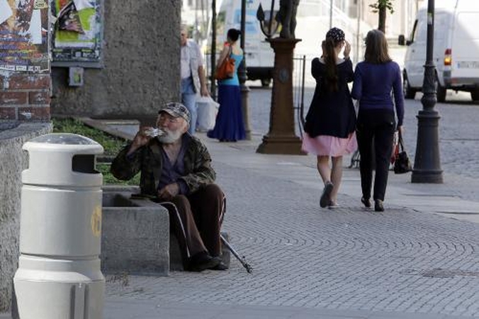 Benamiai koneveikia praeivius