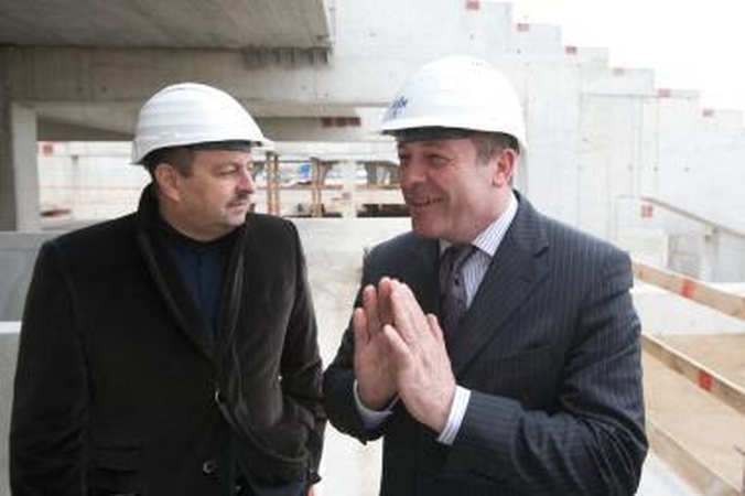 Galvosūkis: meras V.Navickas ir vicemeras R.Adomavičius laužo galvas, kaip susimokėti už stadiono galimybių studiją.