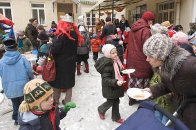 Vaikai išlydėjo išeiti nenorinčią žiemą
