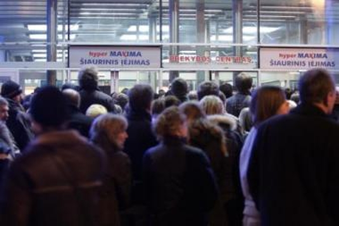 Manija: siekdami įsigyti prekių su nuolaidomis žmonės pasiryžę ir naktį stumdytis minioje.