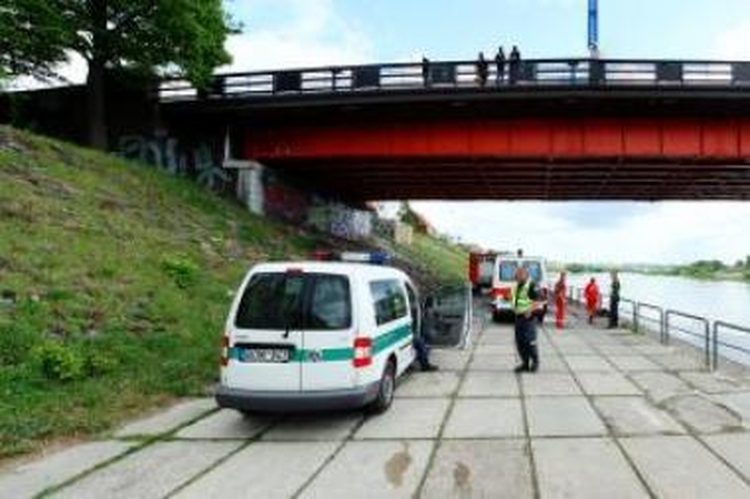 Atomazga: nušokęs nuo tilto vyras nukrito ant betoninės krantinės ir mirė vietoje.