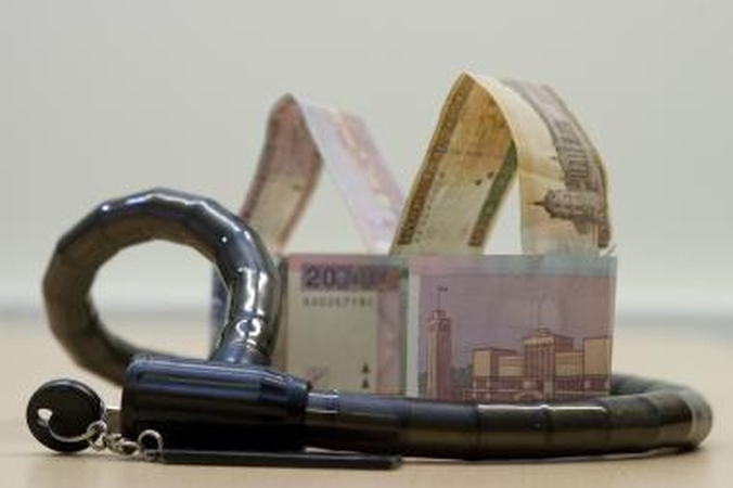 Padėtis: prastėjant šalies ekonominei situacijai daugeliui žmonių grąžinti bankui pasiskolintus pinigus darosi vis sunkiau.