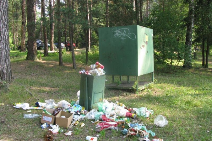 Balžio ežero pakrantės - vieša šiukšliavietė
