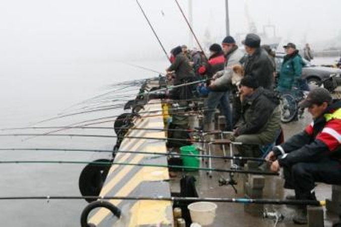 Mėgavosi: vakar visą dieną Kruizinių laivų terminalo krantines buvo apstoję žvejai mėgėjai, kurie varžėsi, kas daugiau sugaus netikėtai pasirodžiusių stintų.