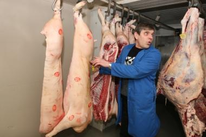 Verslas: V.Urbono teigimu, jo skerdykloje, iš kurios daugiausia atvežama mėsos į uostamiesčio turgus, skerdžiamos tik lietuviškos kiaulės ir galvijai. Atsivežti iš užsienio neapsimoka.