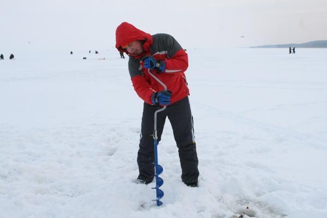 Sukaustė: ties Juodkrante žvejams teko gręžti apie 50 cm storio ledą.