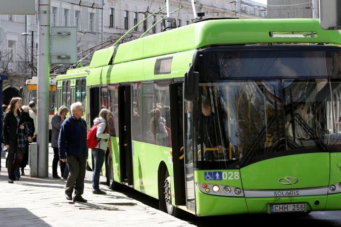 Troleibuso laidų laikikliai ant namo – pagrindas atlygiui?