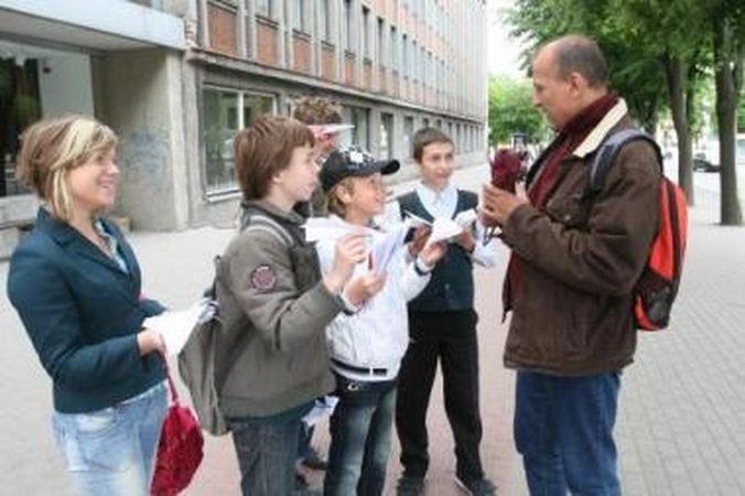 Paskata: moksleivių dovanoti lėktuvėliai kvietė prisijungti prie rūkymo prevencijos akcijos.