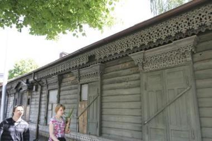 Paprasta: dažną medinuko verandą tarpukariu puošė neįmantrūs spalvoto stiklo vitražai.