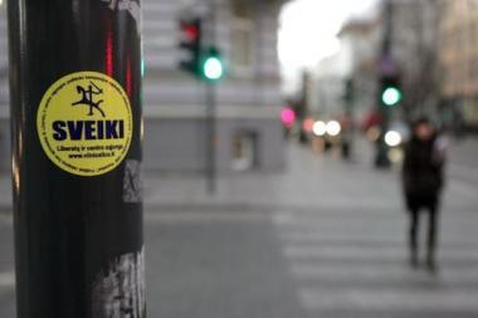Atpildas: miesto turtą savo lipdukais išmarginę liberalcentristai privalės patys pašalinti savo darbo vaisius.