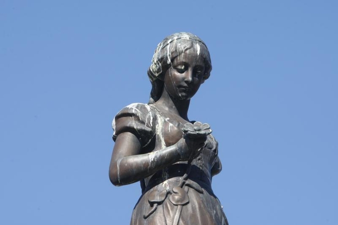 Skulptūros laukia lietaus