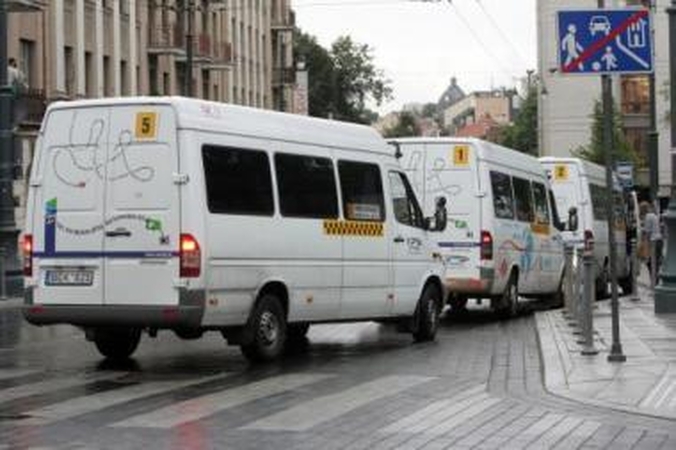 Dvejonės: mikroautobusų savininkai e. bilieto sistemą vertina palankiai, bet ar ją diegtų, nežino.