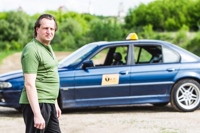 Buvęs milijonierius dirba    taksistu   