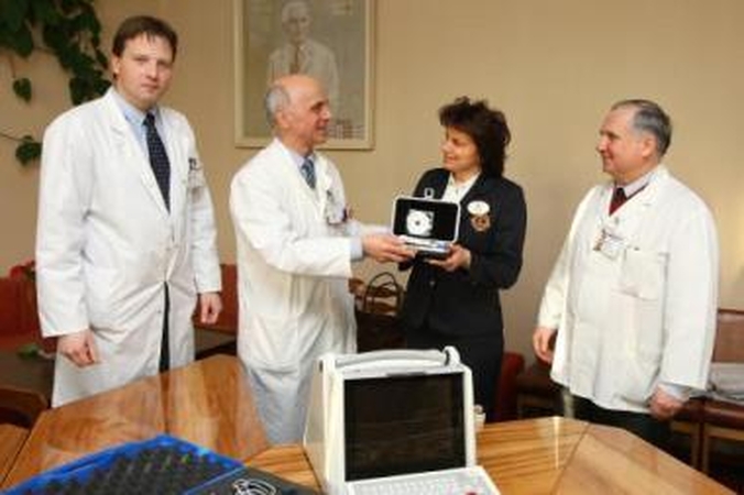 Dovana: Akių ligų klinikos medikams perduota pagal projektą gauta medicinos įranga.
