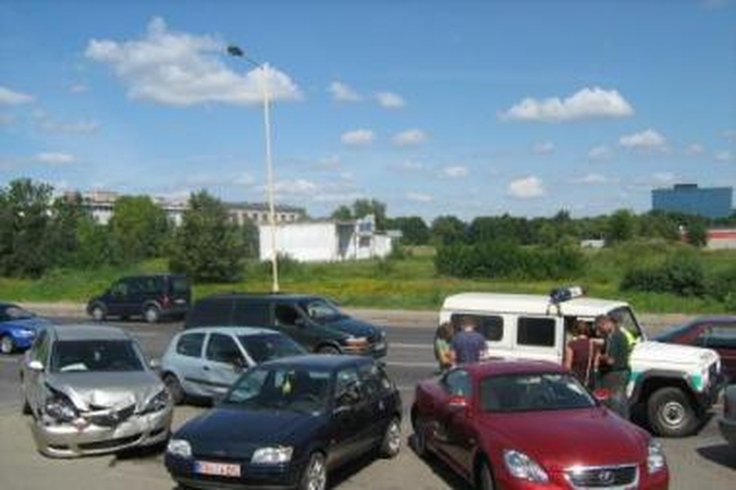 Baigtis: į gėlių saloną skubėjusi vairuotoja sukėlė avariją, kurioje nukentėjo ji pati ir keleivė bei apgadinti keturi automobiliai.