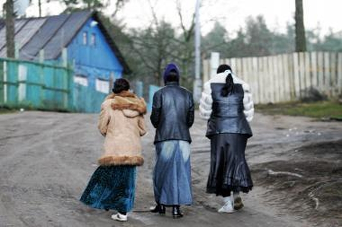 Derybos: vieną kartą romų bendruomenės lyg ir sutiktų keltis į komfortabilius ir savivaldybės pastatytus laikinus namukus, kitą kartą jos reikalauja fantastiškų dalykų.