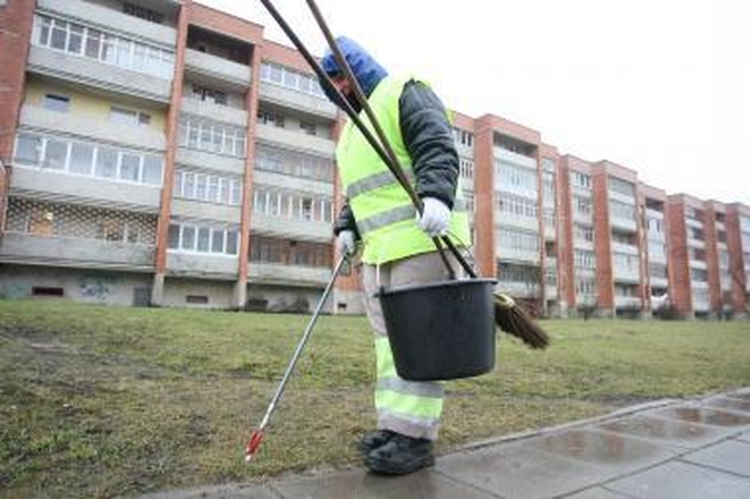 Klaipėdietė teisme pasiekė, kad už kiemo valymą mokėti nereikia
