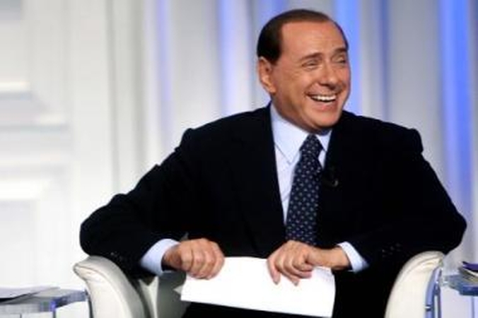 Mergišius: svetingasis S.Berlusconi erotiniam kalendoriui pozavusią P.D'Addario lepino stambiomis pinigų sumomis, prabangiomis dovanomis ir nusitempė į lovą.