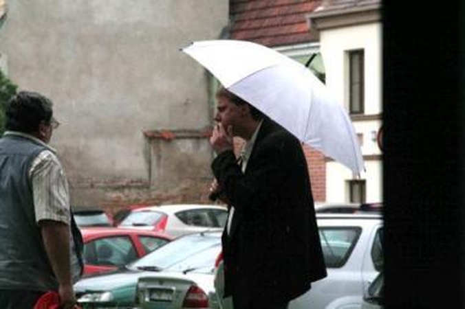 Sutriko: iš Utenos atvykęs A.Šimonėlis teisinosi nuorūką metęs ne ant gatvės, o į kanalizacijos šulinį.