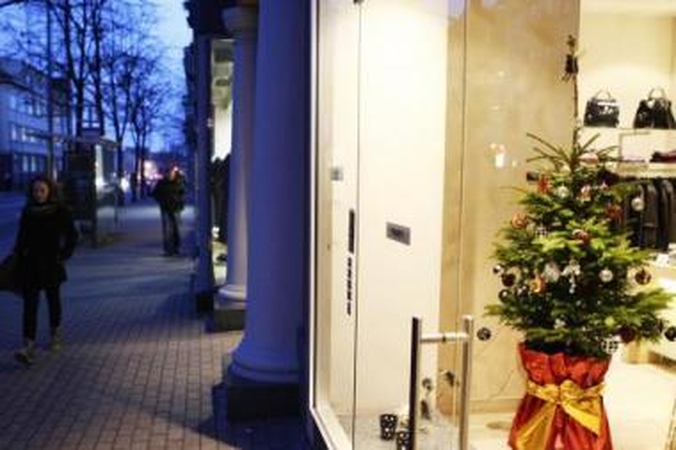 Netviska: šiemet daugelis uostamiesčio parduotuvių bei kavinių vitrinų atrodo itin kukliai.