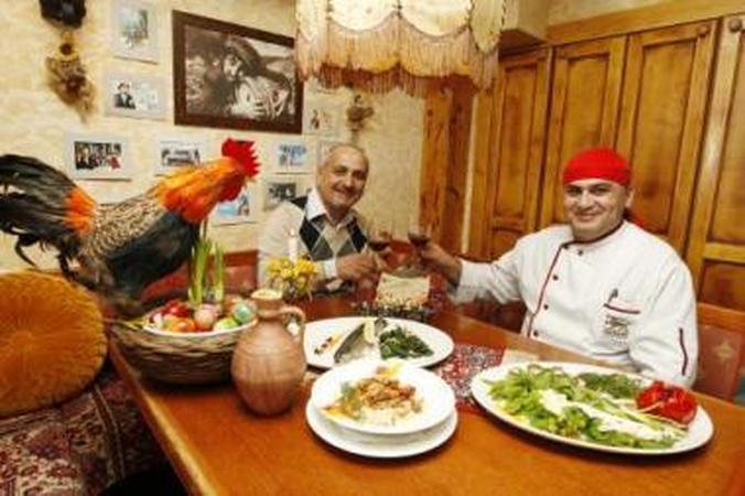 Atgimimas: restorano ir viešbučio „Araratas“ savininkas Garnik Kazarian ir virėjas Derenik Hakobyan tikino, kad ant Velykų stalo būtinai turi būti daug žolynų, troškintas upėtakis,...