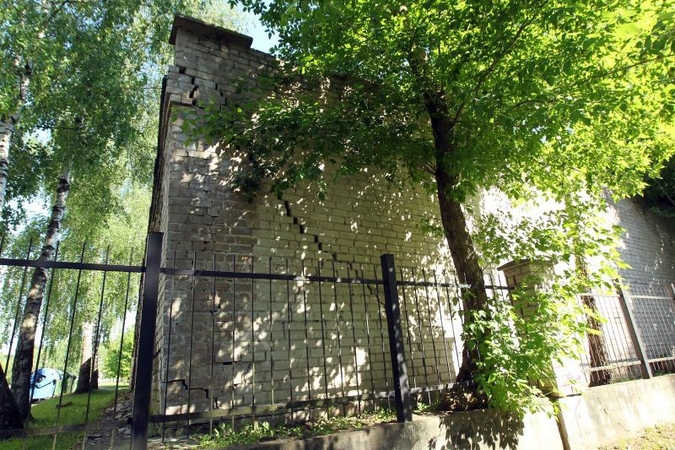 Karo akademijos kaimynus baugina yrančios pastato sienos