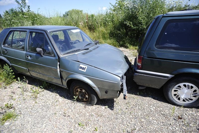 Automobiliai vaiduokliai traukiasi iš kiemų
