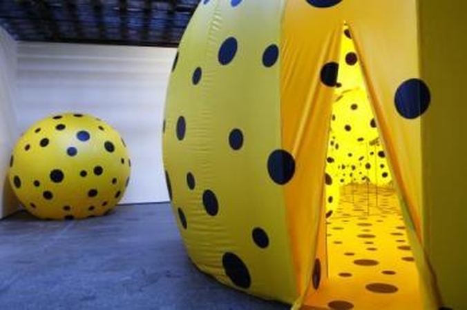 Vizija: žinomiausia pasaulyje japonų menininkė Y.Kusama pristato pripučiamų ir veidrodinių objektų instaliaciją – "Taškelių manija – begalybės veidrodžių kambarys".