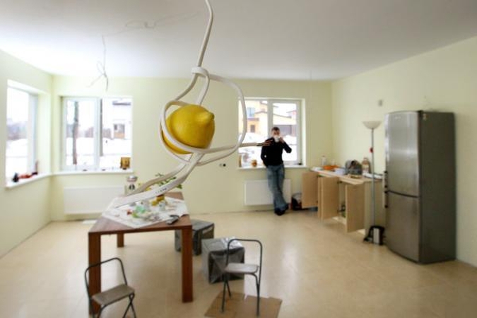 Plotas: didžiulėje erdvėje pirmajame aukšte galima šokti valsą – baldų yra minimaliai.