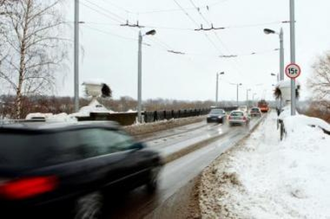 Važiuojant tiltais belieka melstis