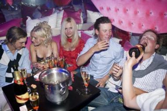 Vakarėliai: rusų turtuolių įpročiai iš pradžių šokiruodavo Londono restoranų personalą.