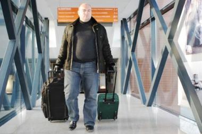 Gėrybės: Dmitrijus Krivenka į "Klaipėdos" redakciją atskubėjo pilnais lagaminais dovanų.