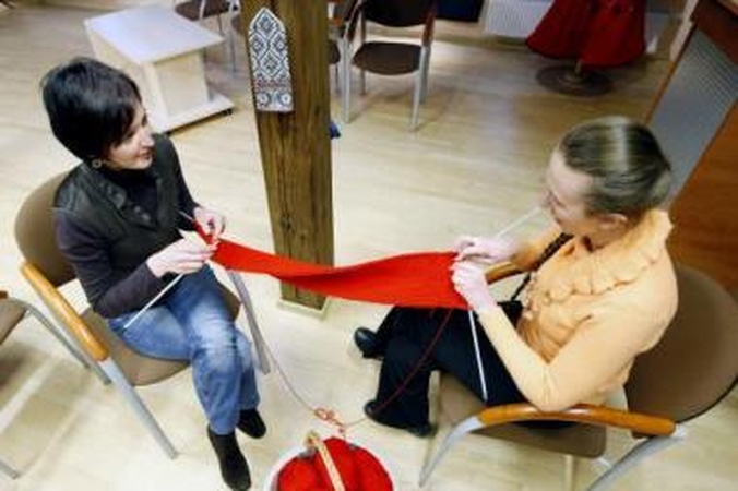 Pradžia: Etnokultūros centro darbuotojos Rita Šukienė, Ina Štomberkienė bei jų kolegės numezgė dalį raudono šaliko, prie kurio nėrimo kviečiami prisidėti visi klaipėdiečiai.