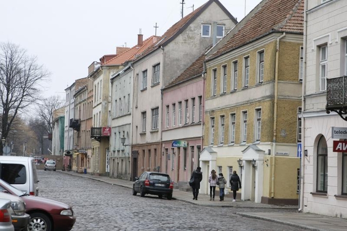 Žvejų gatvė uostamiestyje – lauko kavinėms   