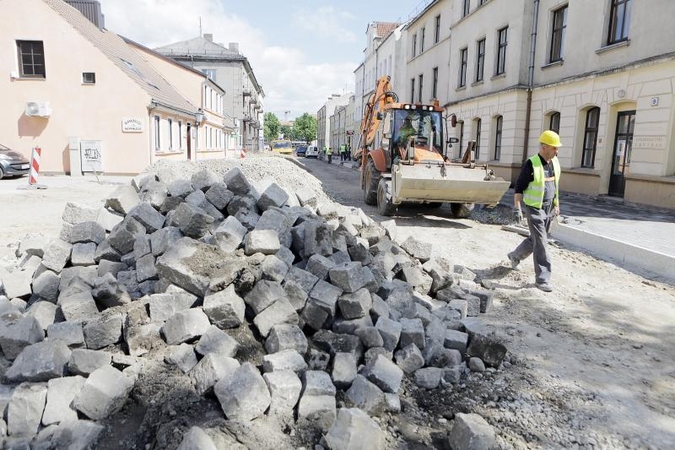 Gatves remontuojantys statybininkai vejasi prarastą laiką