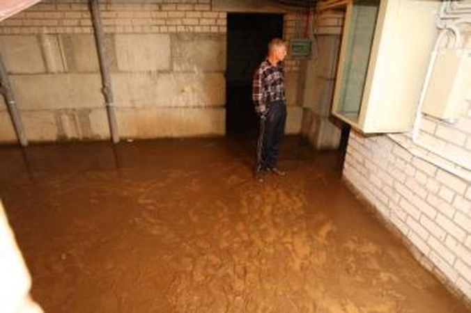 Sugriovė: praėjusią savaitę naujajame name lietūs paplovė ir laiptus, vedančius į rūsį.