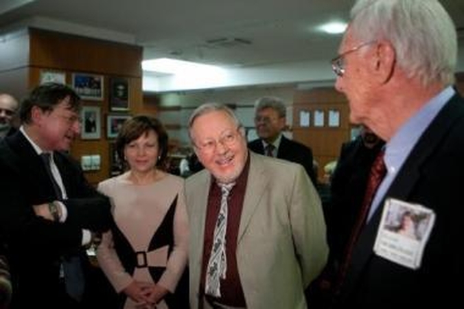 Pergalė: konservatorių sąrašo lyderis V.Landsbergis (viduryje) pirmadienio naktį priiminėjo bendražygių sveikinimus.